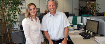 Deux collaborateurs souriants Deux collaborateurs souriants